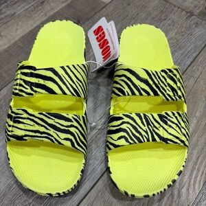 NWT Freedom Moses zebra print slides